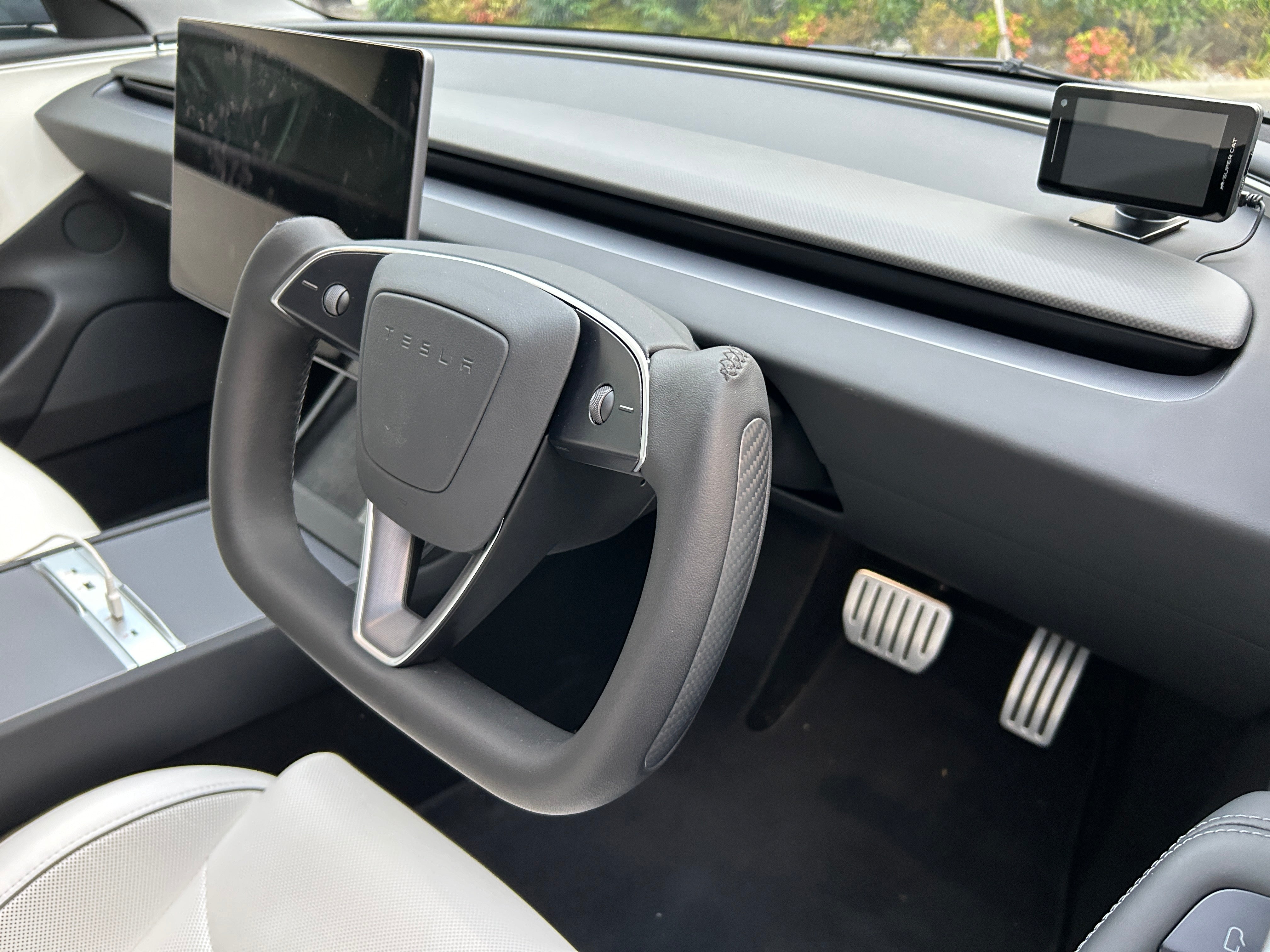 Tesla モデルYジュニパー 2025 ヨークステアリング 白 新品未開封