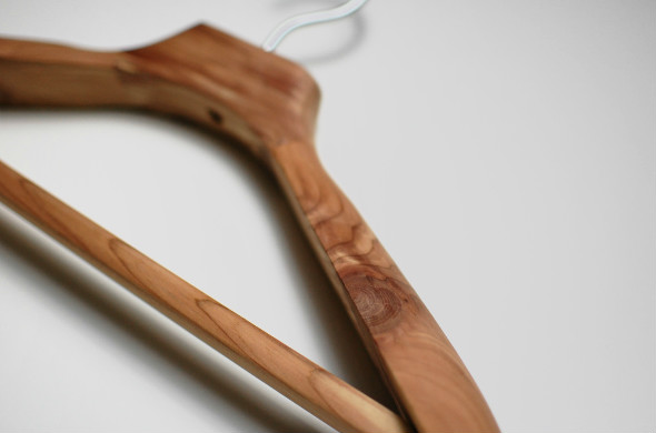 無印良品のレッドシダーハンガー｜アルミもいいけど木製がおすすめ