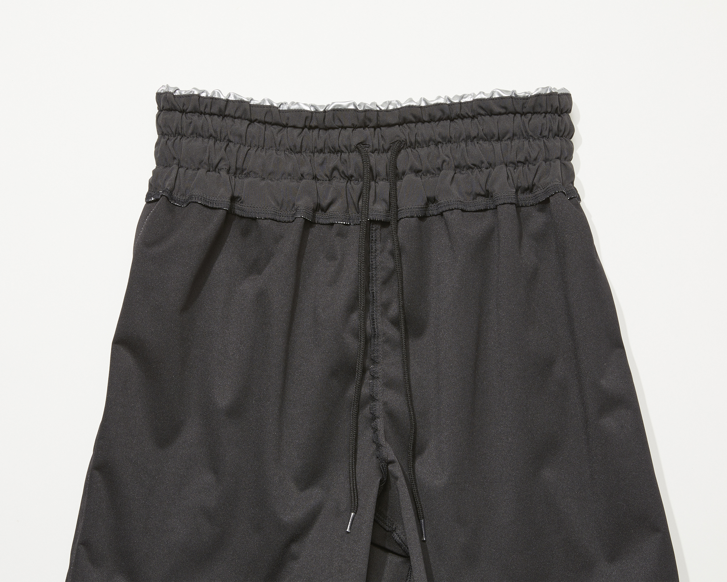 エナメルの裏地がついて存分にツルツルテカテカの光沢感をお楽しみ頂け