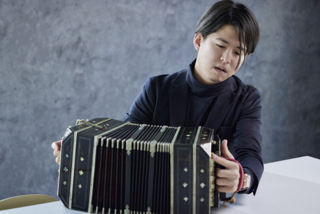 10歳で世界の扉を叩き、16歳でアルゼンチンへ。世界的バンドネオン演奏