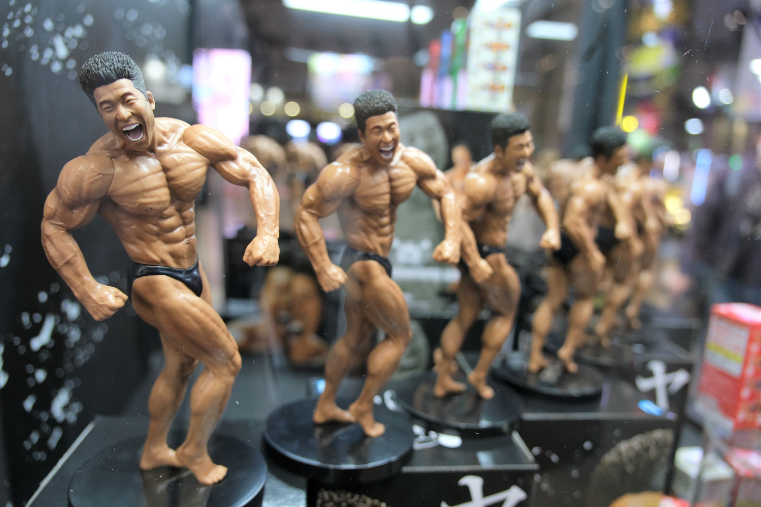 迫りくる22センチの筋肉圧力 なかやまきんに君の精巧フィギュアが