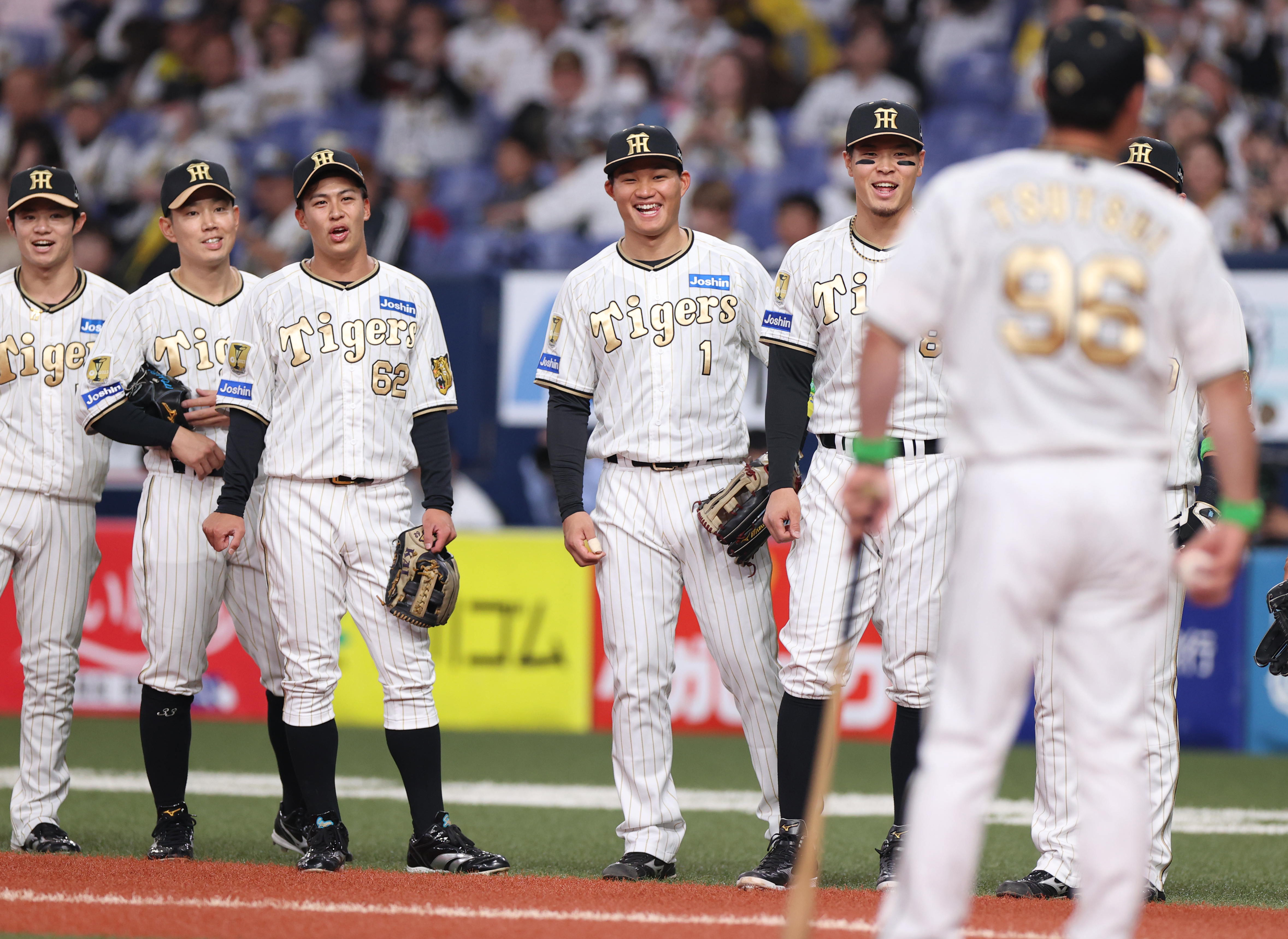 阪神はゴールドのチャンピオンユニホームを着用してホーム開幕戦へ