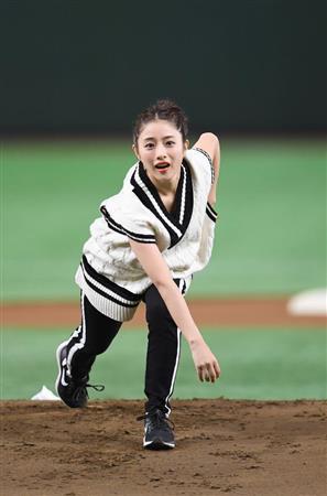 石原さとみ、OB戦始球式でサブマリン！ 3年連続で球場を沸かす