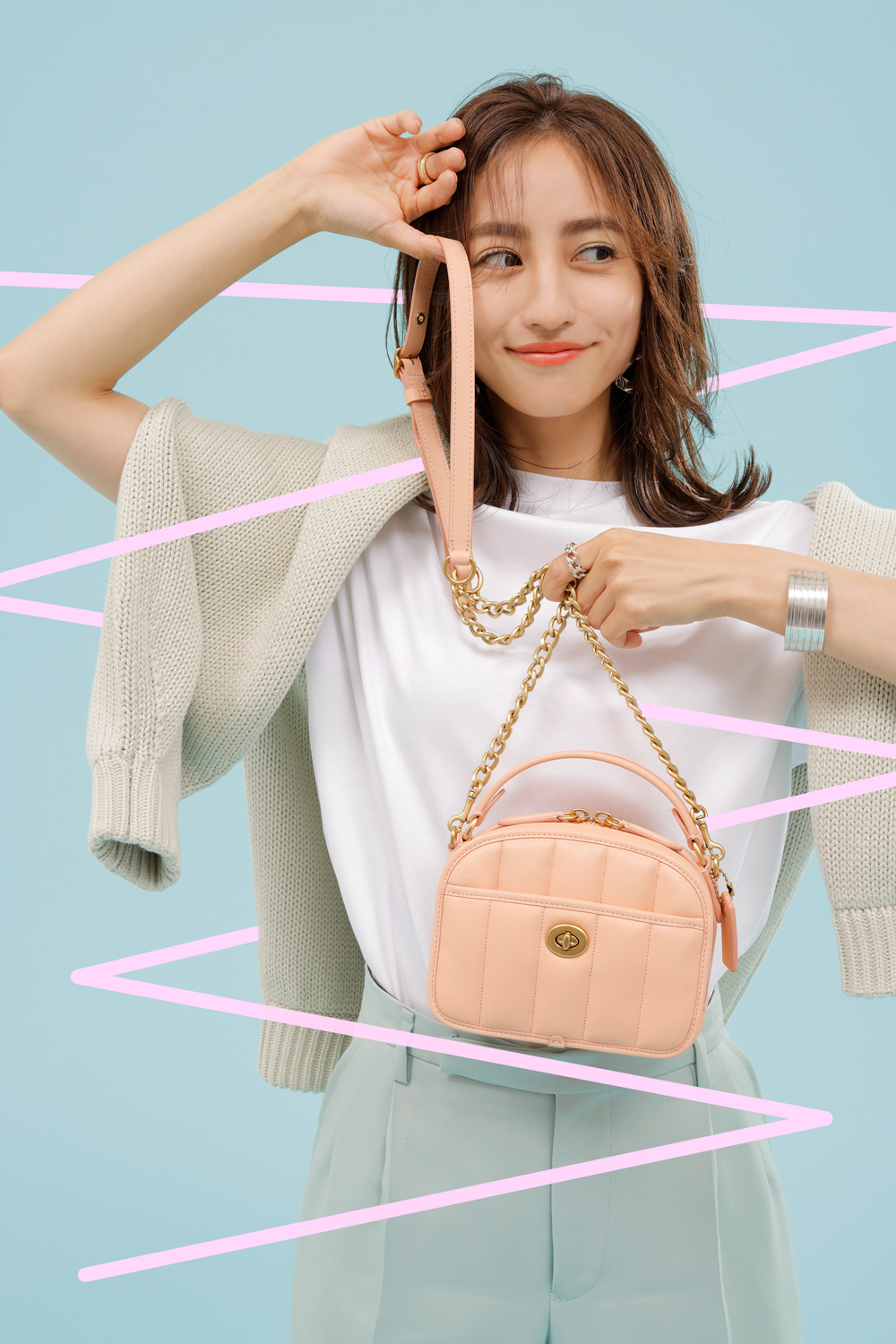 サーモンピンクに心ときめく♡ コーチの新バッグで夏コーデを