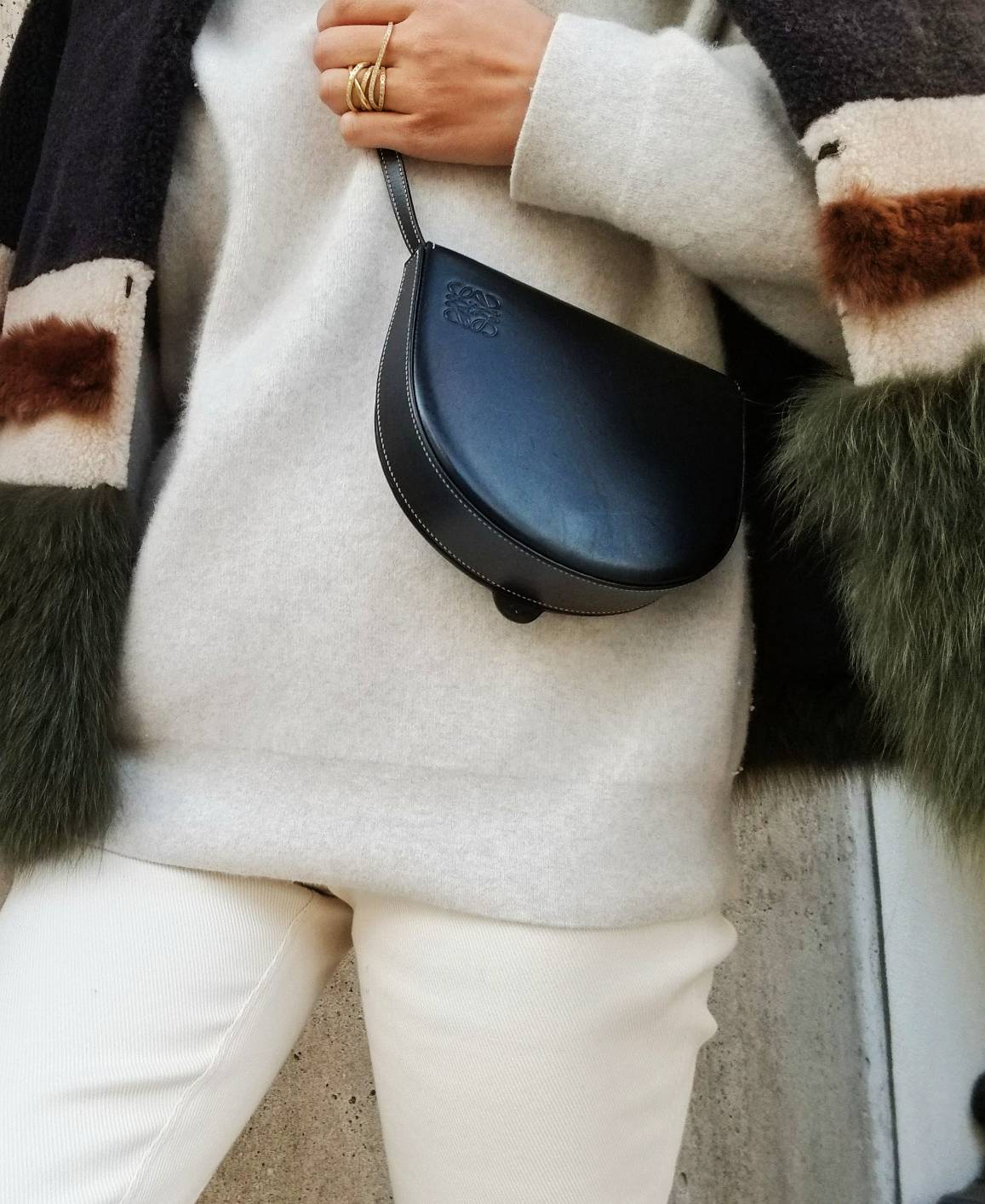 オシャレな大人に人気の「ロエベ」バッグの正解コーデ【④人気のミニ