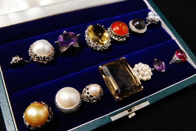遺品整理で出てきた貴金属は遺産になる可能性も。活用法をご紹介します