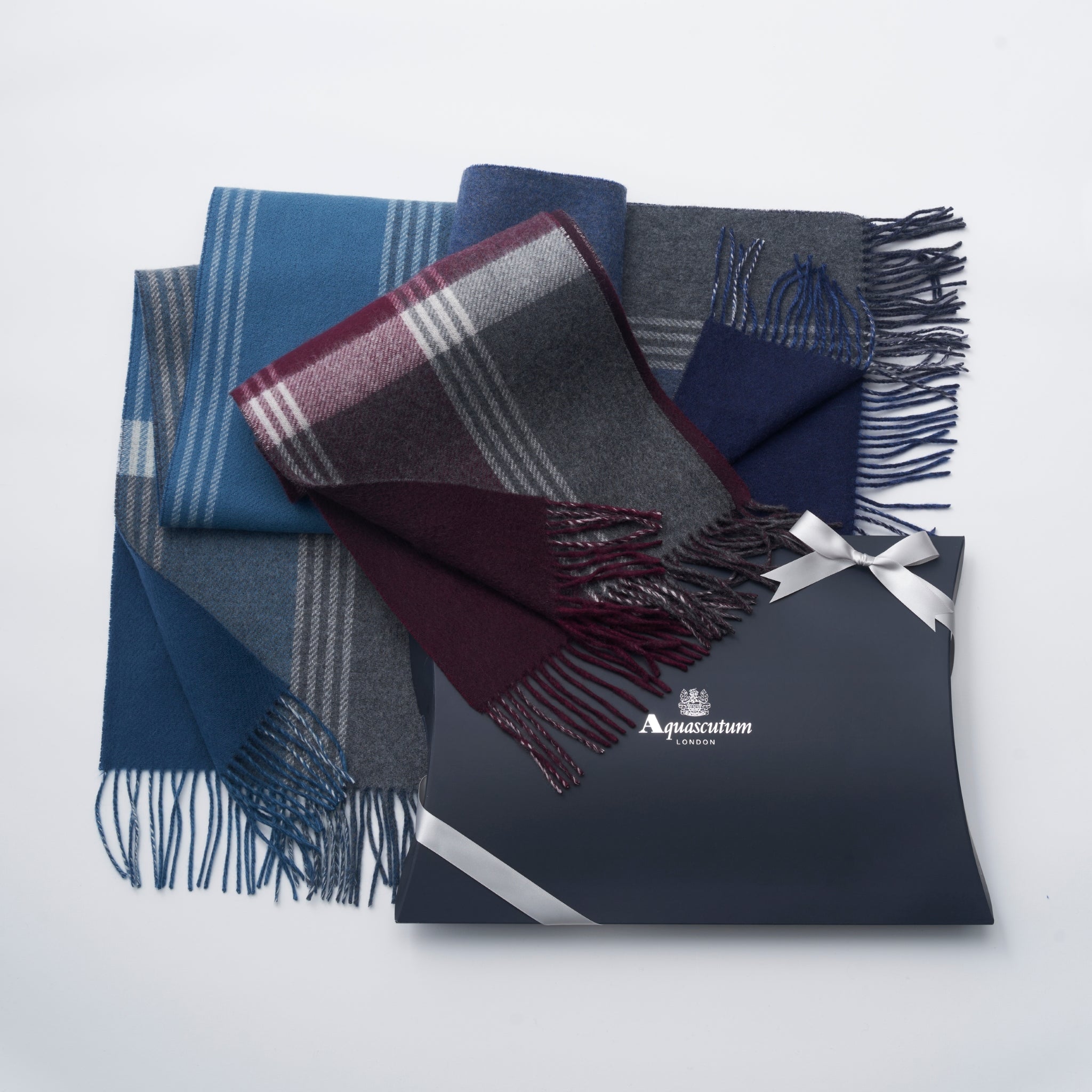 トラッドスタイルを好む男性に贈るマフラーをお探しならアクアスキュー