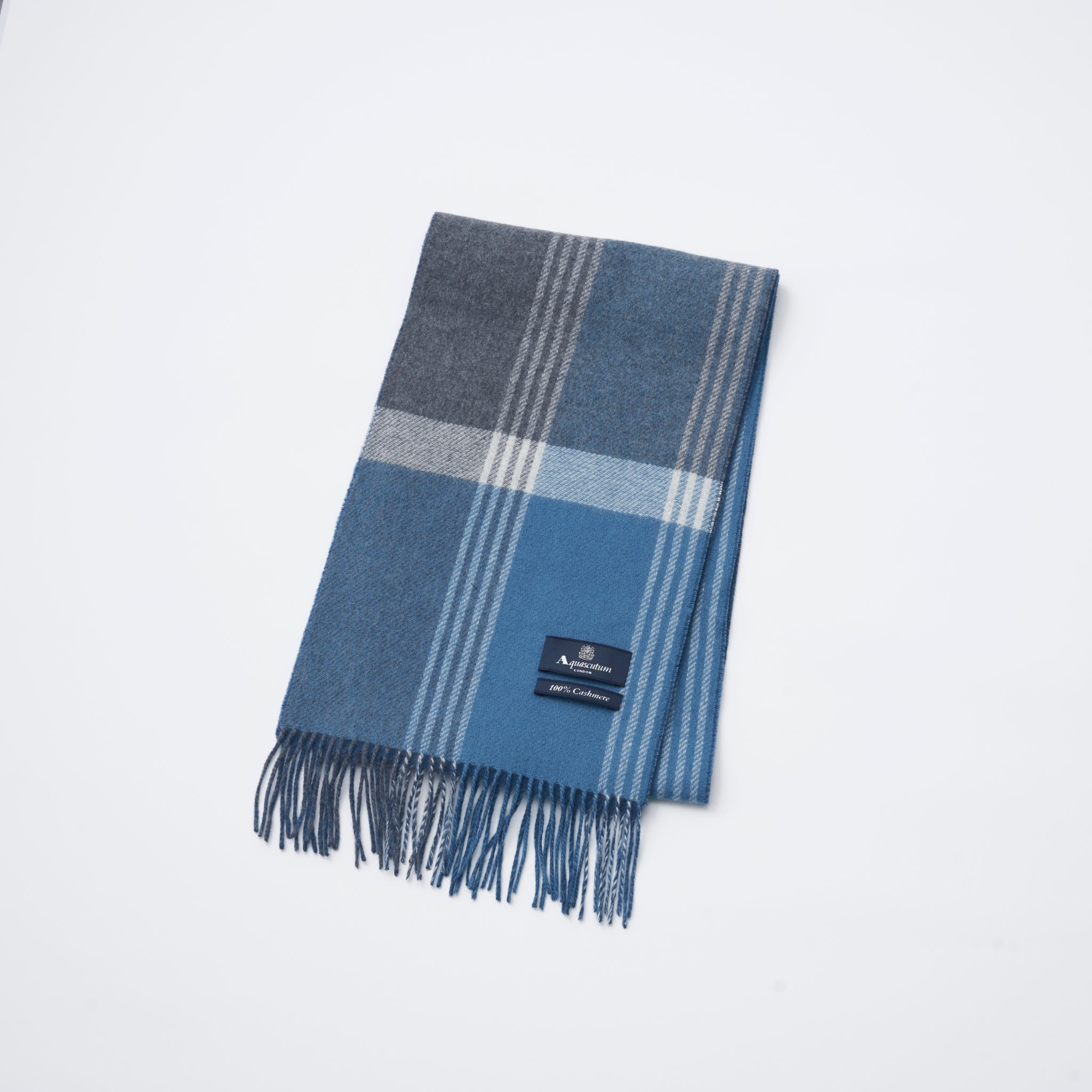 トラッドスタイルを好む男性に贈るマフラーをお探しならアクアスキュー