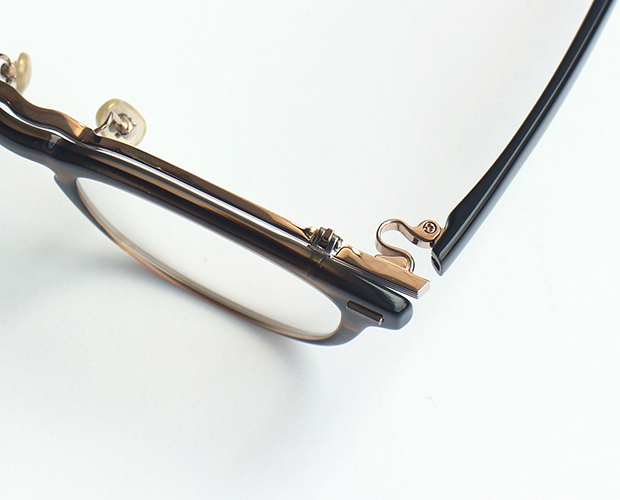 999.9(フォーナインズ) デザインと機能性を兼ねた跳ね上げウェリントン