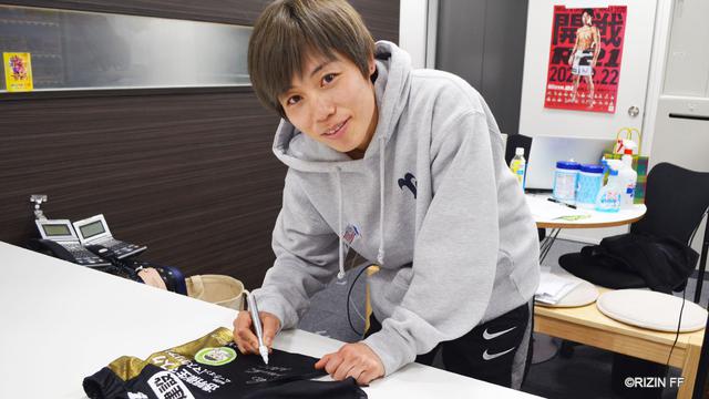 浜崎朱加がRIZIN.16で着用したサイン入りファイトショーツを出品