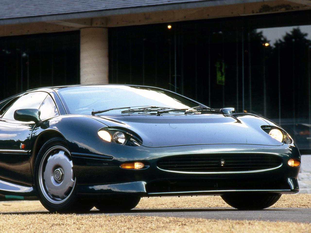 ジャガー XJ220は、その名のとおり最高速度220mphを目指したジャガー初