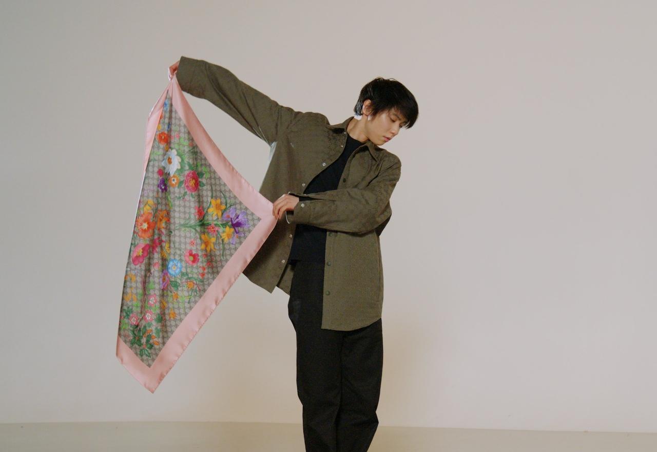 羽生結弦が美しく舞う！ グッチのシルクスカーフの芸術性を 伝える特別