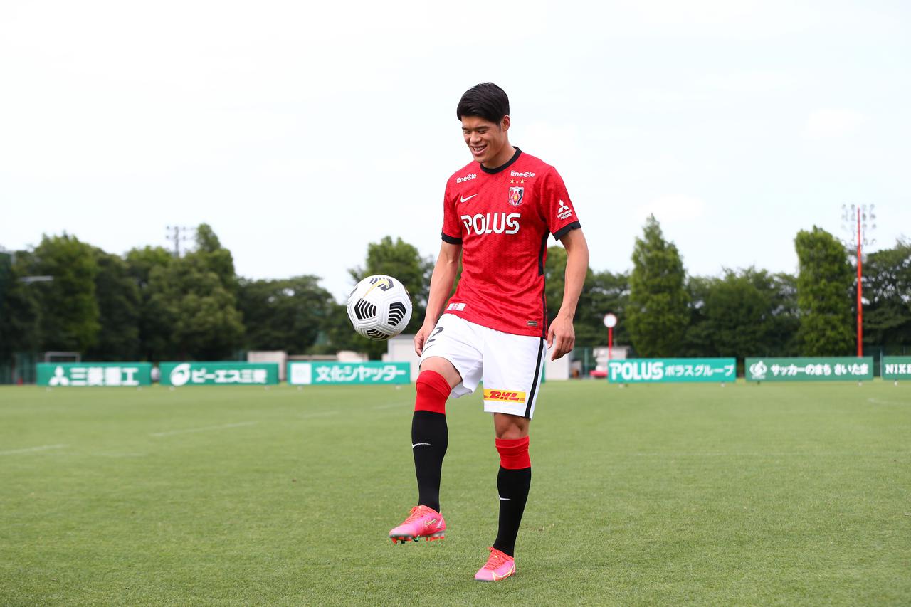 写真】酒井宏樹が赤いユニフォームを身にまとう。「ハノーファーも日本