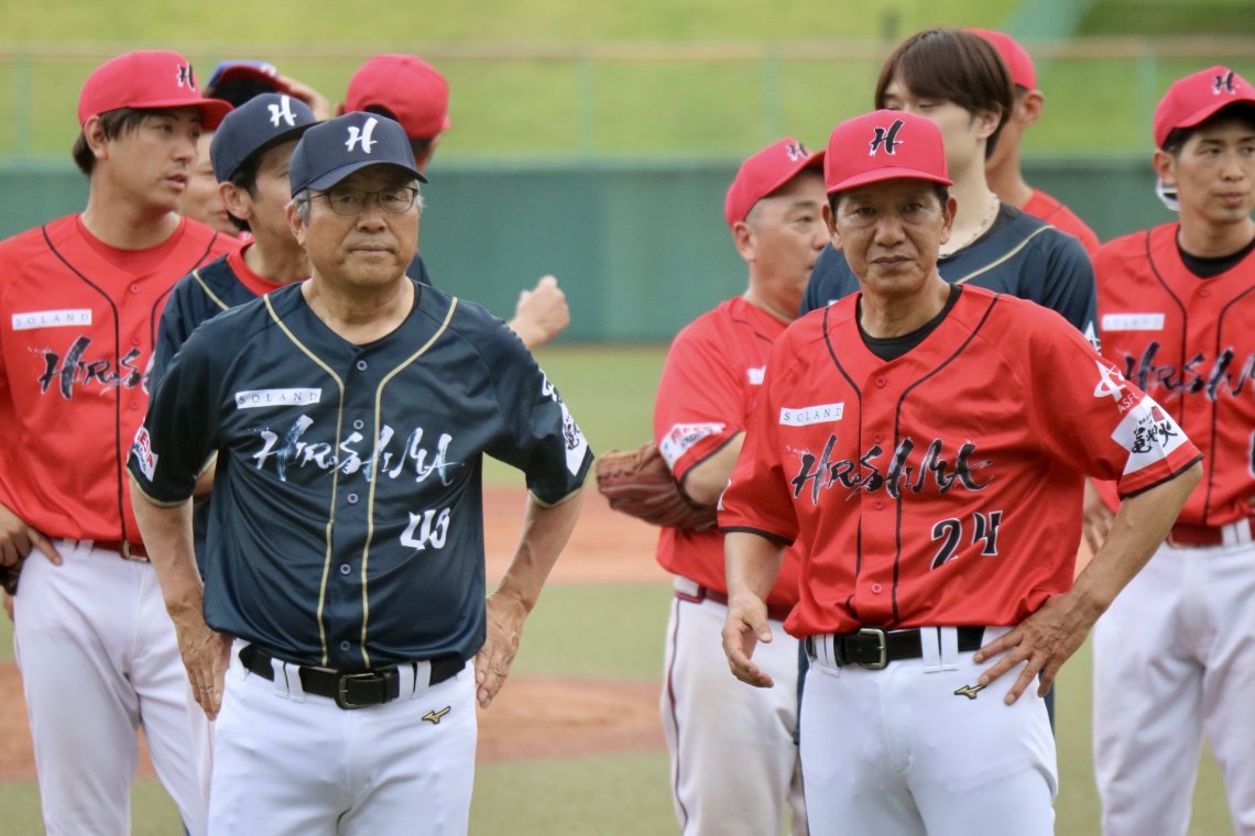 🔴赤色のユニフォームREDを率いる大野豊さん、🔵紺色のユニフォームFES