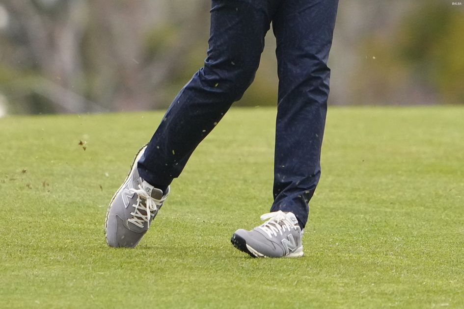 石川遼の足元に“N”のロゴ？ スニーカーのようなゴルフシューズを試し