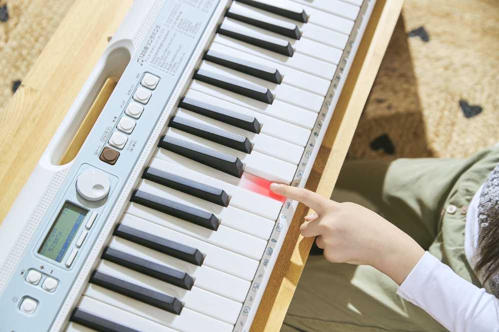 カシオから光ナビゲーションキーボード「Casiotone LK-335」が発売。