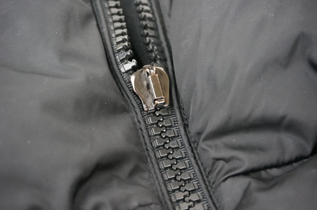 モンクレールのファスナー引手破損・修理について｜協和クリーニング