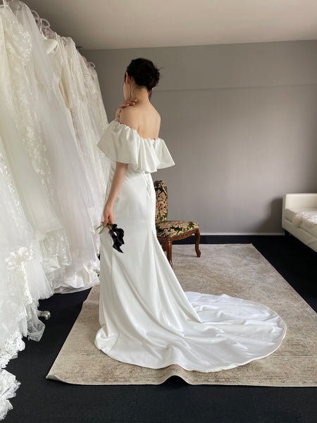 オフショルダー フリル ソフトマーメイドドレス ホワイト（W300WH）