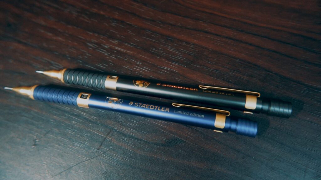 ロイヤルブルー】STAEDTLER 92535 50年限定モデルを徹底レビュー