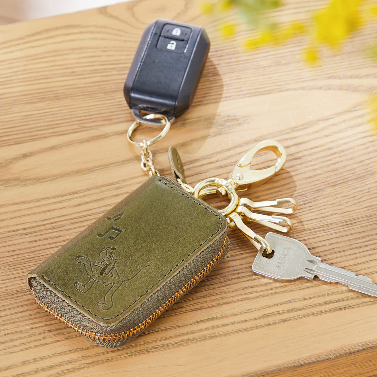 プルートの型押しがかわいい！ベルメゾン ディズニー「栃木レザー製