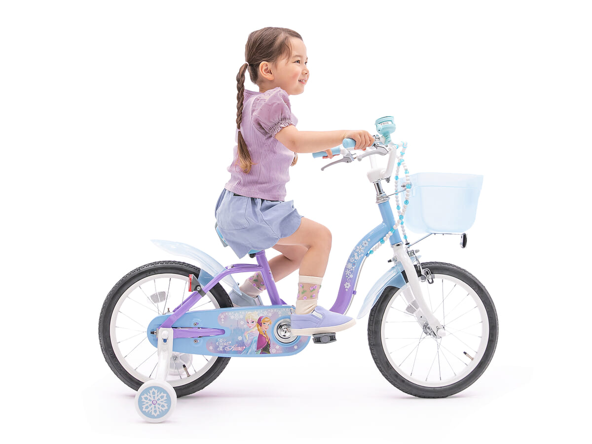氷のようなカラーがかわいい！トイザらス限定 ディズニー キッズ自転車