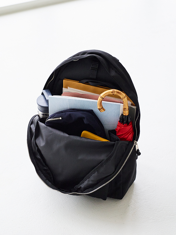 LaLaBegin編集部と共同開発したデイパックから「BLACK」が新登場