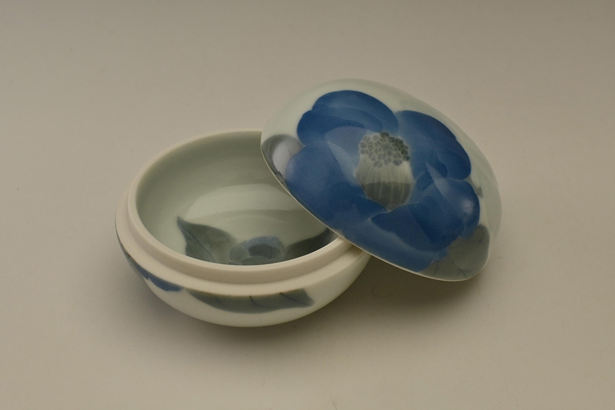 本多亜弥 No.063010 染付彫合子 椿 | えにし庵