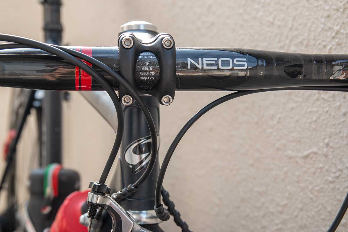 チネリのカーボンハンドル「NEOS」。70mmのショートリーチで握りやすく