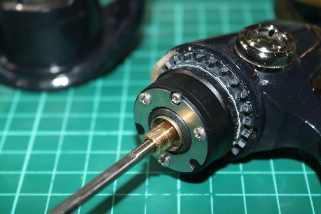 修理依頼 19スフェロスSW 4000HG ハンドルが回らない、逆回転する