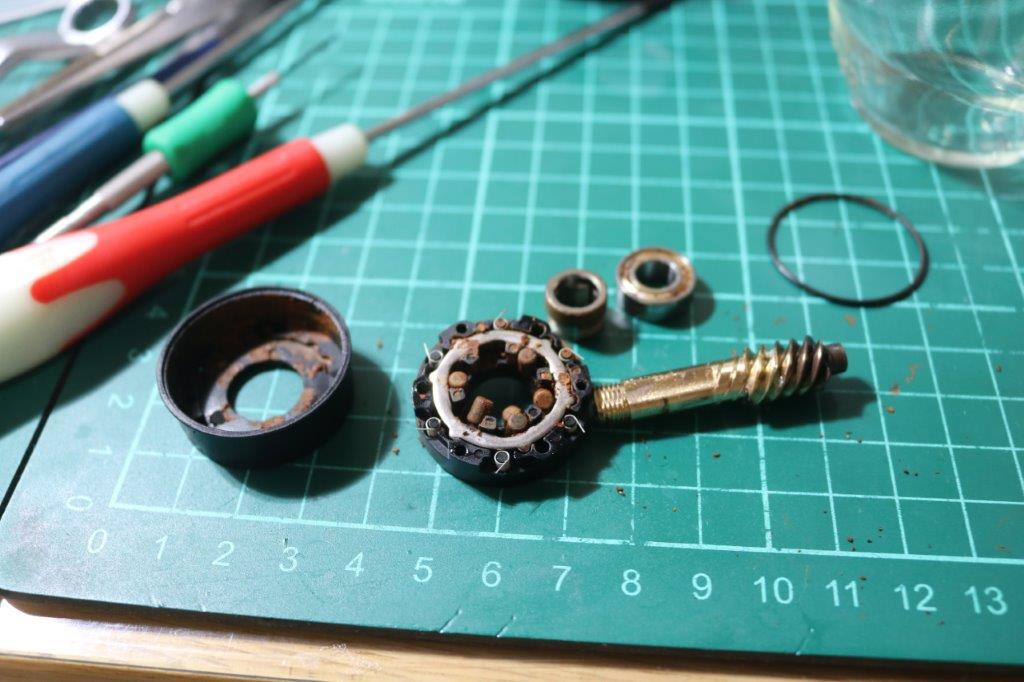 修理依頼 19スフェロスSW 4000HG ハンドルが回らない、逆回転する