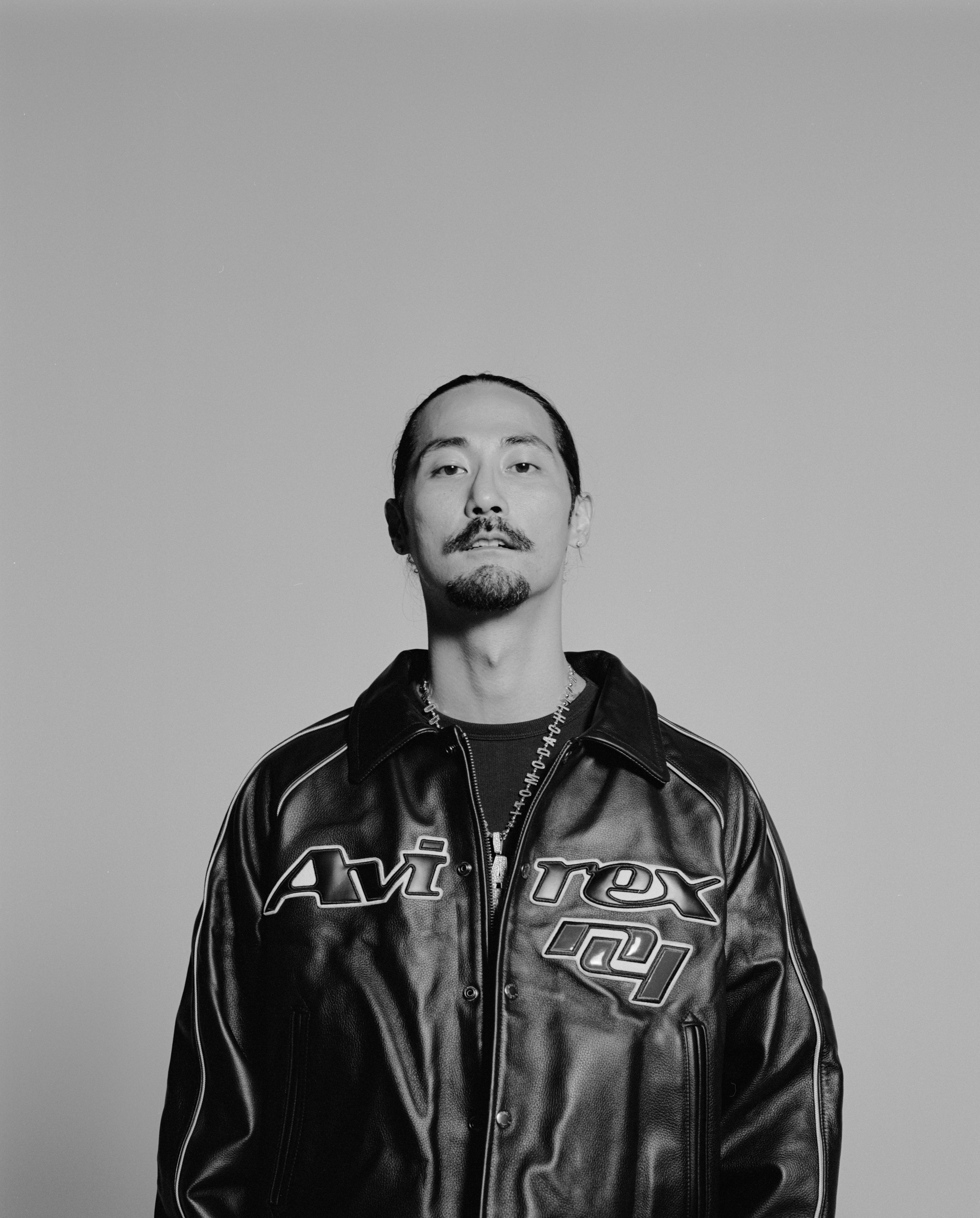 ラッパーJin Doggの主宰する「OMG」とAVIREXがコラボアイテムを発売