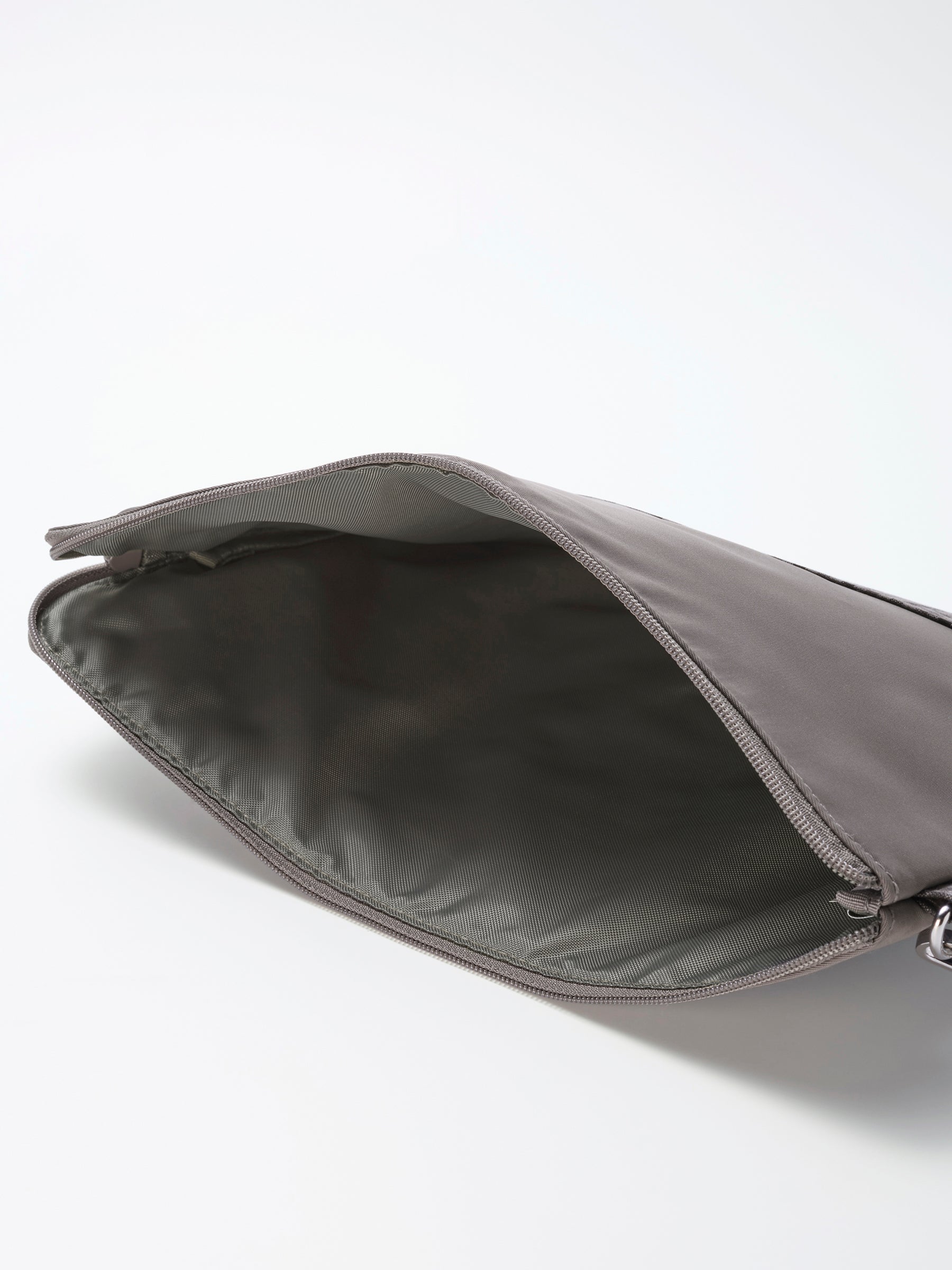 マルチポーチ〈ライフスタイルショップ先行販売〉 | ファミリア公式サイト