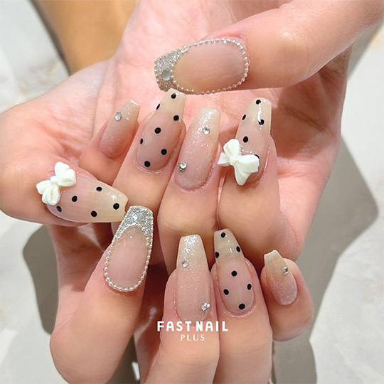 ドットネイルのおすすめデザインとやり方を紹介！ | ネイルサロンなら