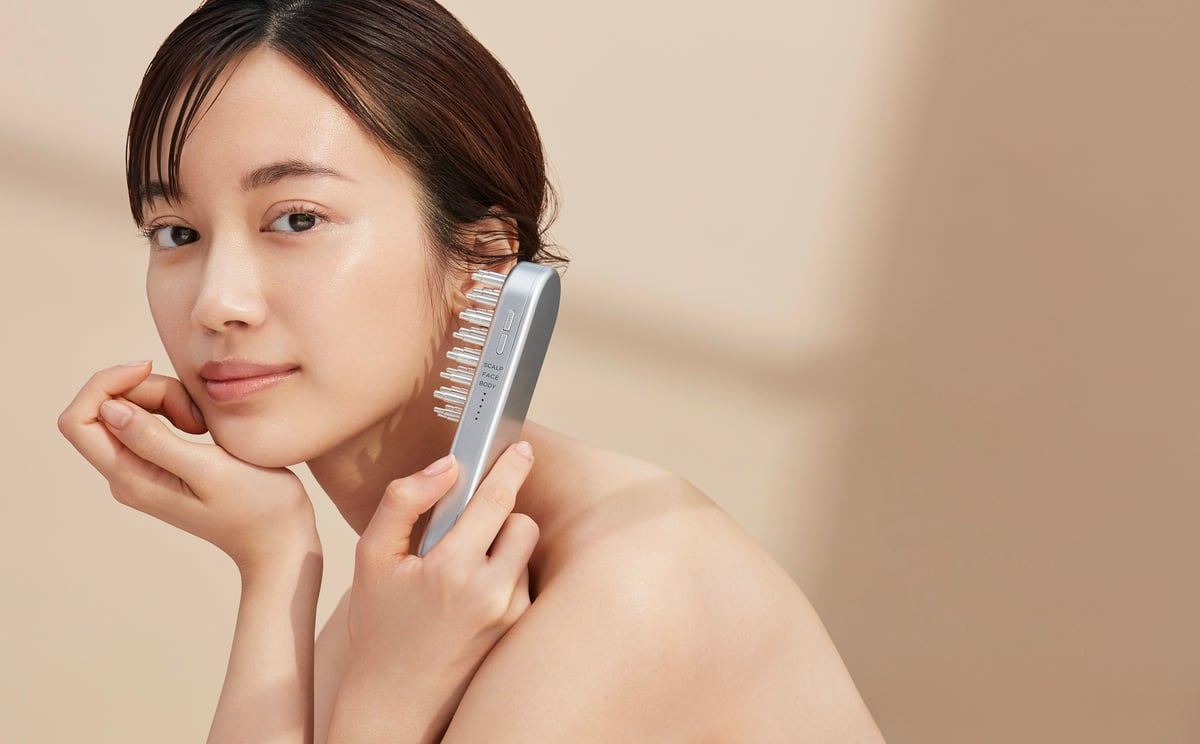 サロニア」からハリ美容デンキブラシが登場 1本で顔と体のゆるみに