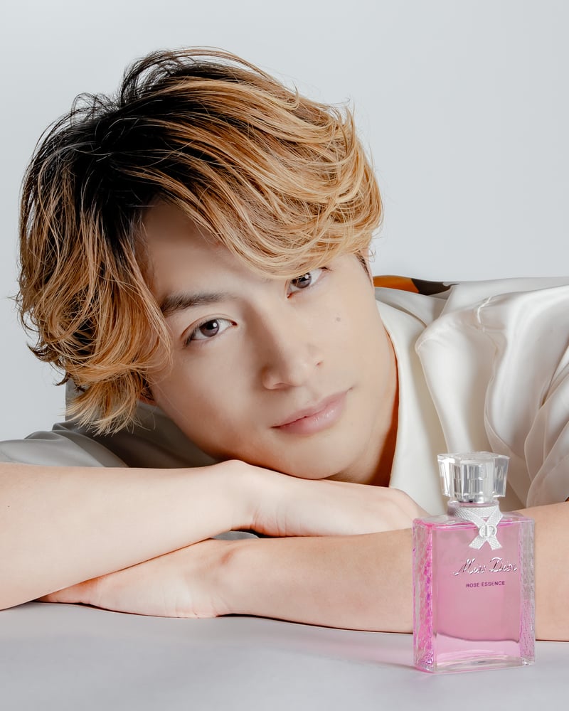 ミス ディオール ローズ エッセンス」の魅力を白濱亜嵐が語る