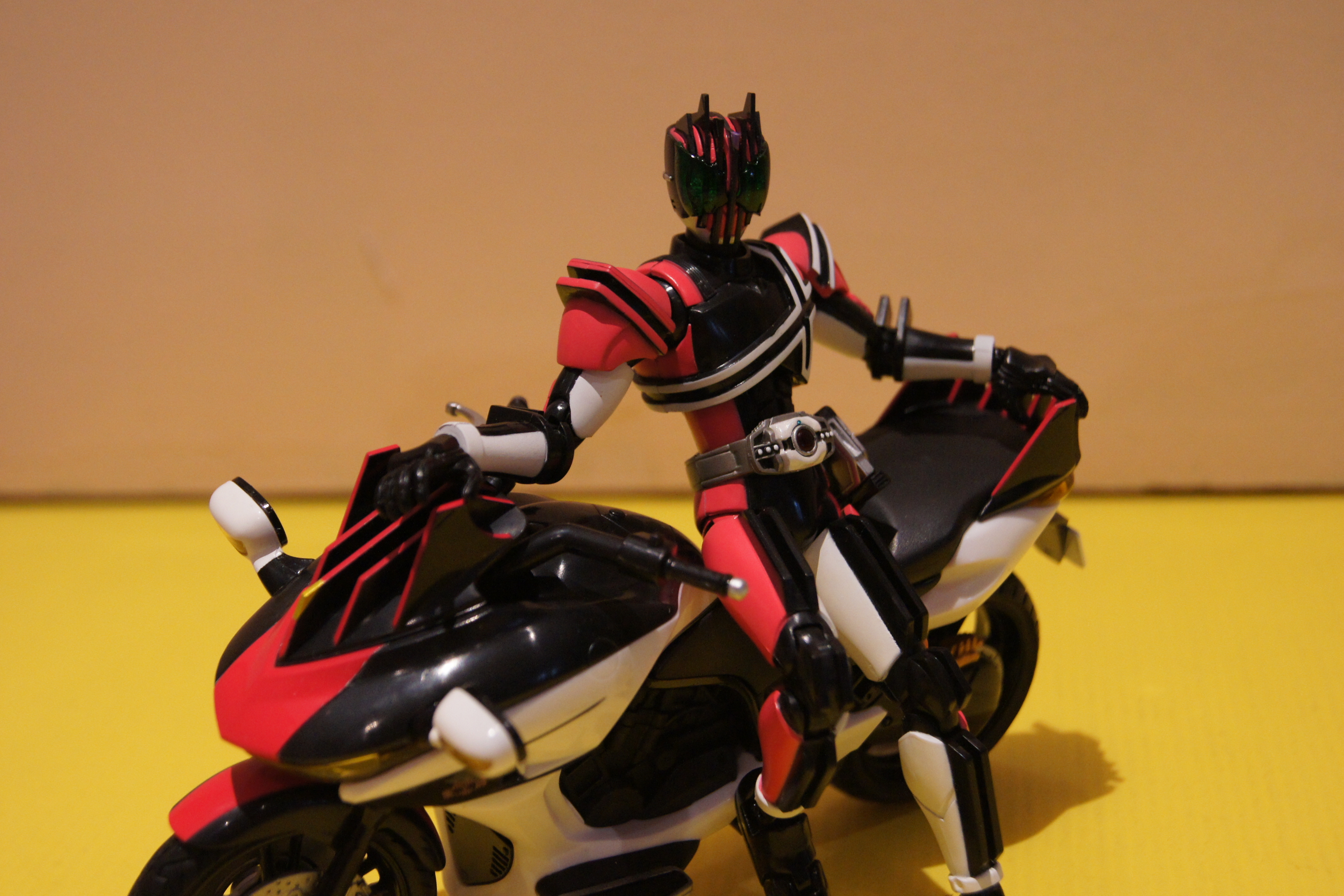 Review: S.H.Figuarts EX Machine Decader | Tulcus reviews on TOYS