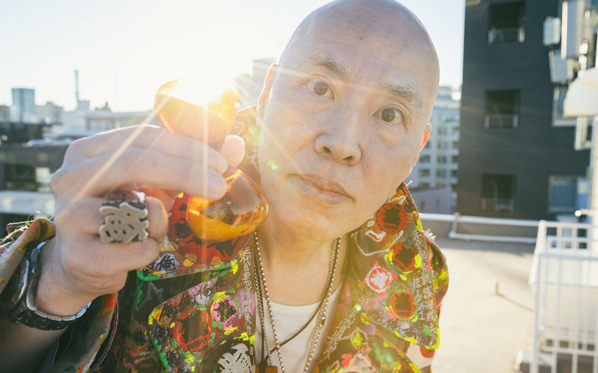 4ページ目) 詩人・三代目魚武濱田成夫を二度見する人々「その顔が見