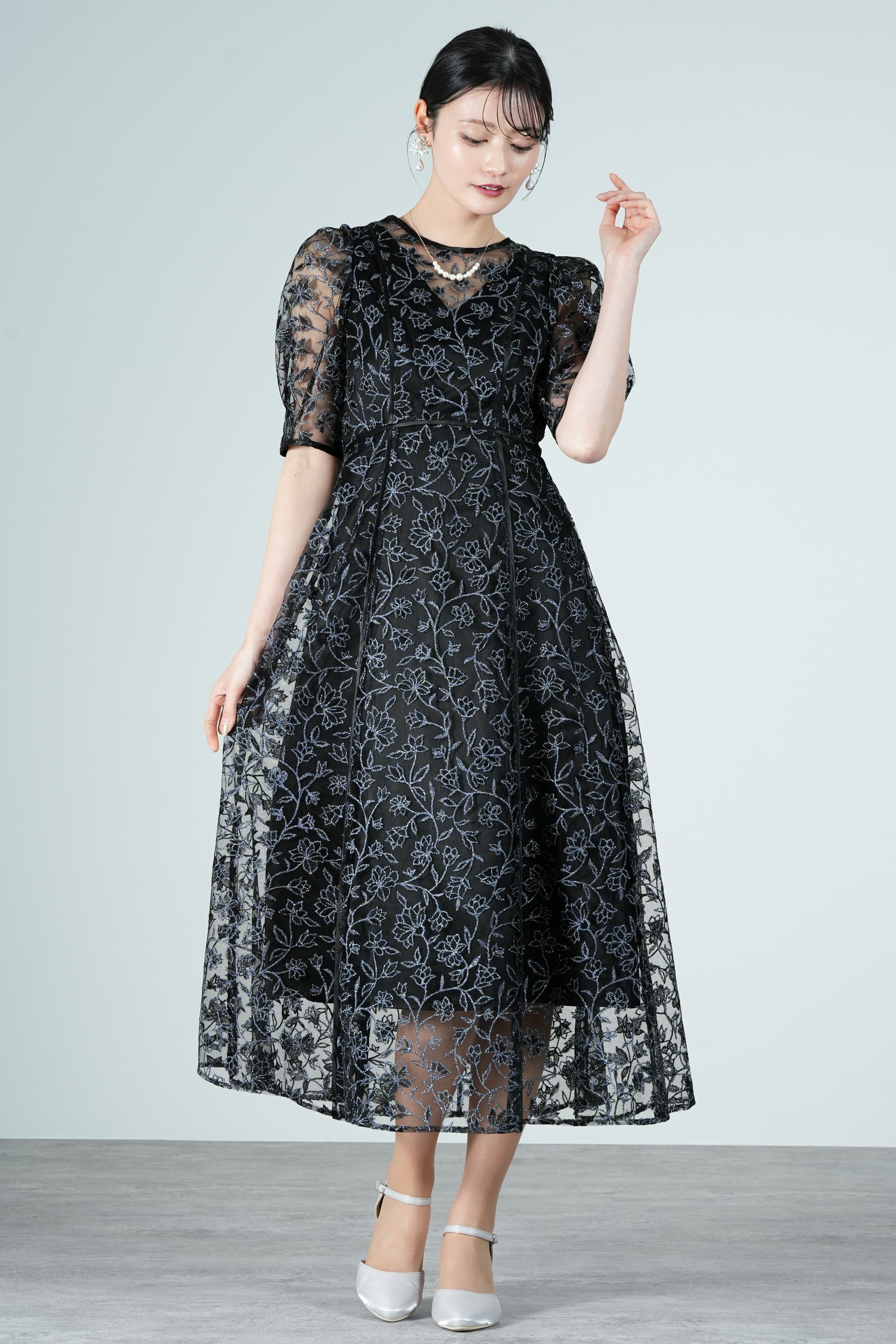 LILY BROWN フラワーラメ刺繍ブラックドレス (M) をレンタル - 結婚式