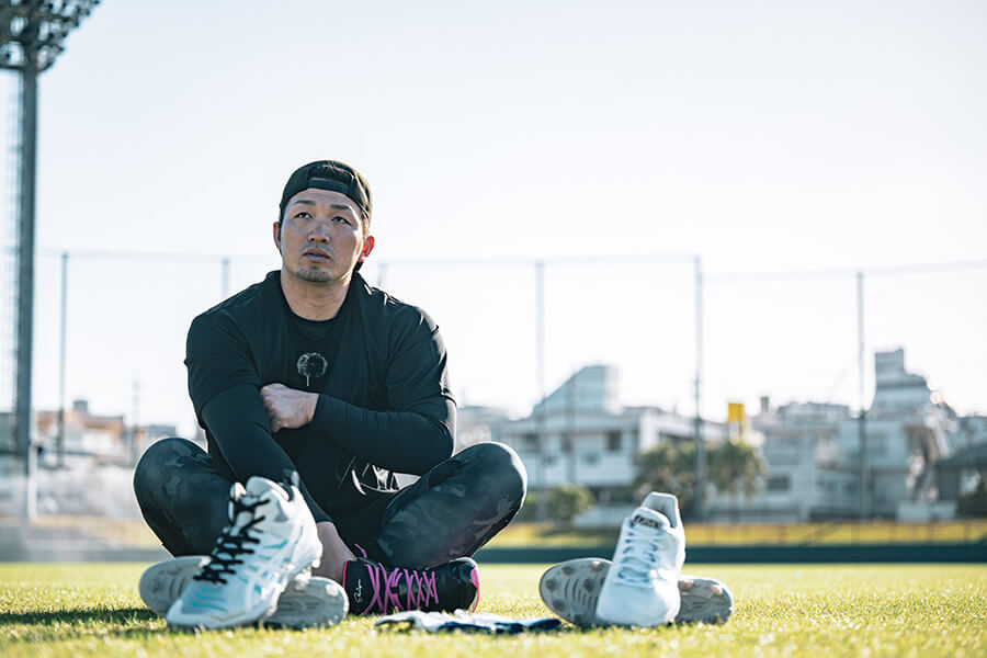 鈴木誠也が語るスパイク選びのポイント “適応”に必須…こだわりは「怪我