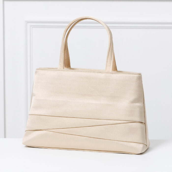 タックデザインのフォーマルバッグ ・ベージュ｜東京ソワール