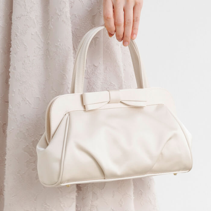 リボンデザインのフォーマルバッグ ・ベージュ｜東京ソワール