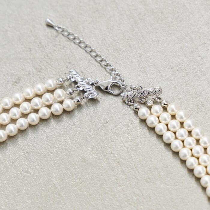 上品な雰囲気、3連パールネックレス ・ホワイト｜東京ソワール