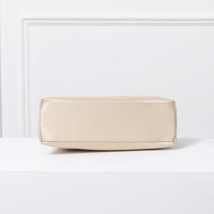 タックデザインのフォーマルバッグ ・ベージュ｜東京ソワール