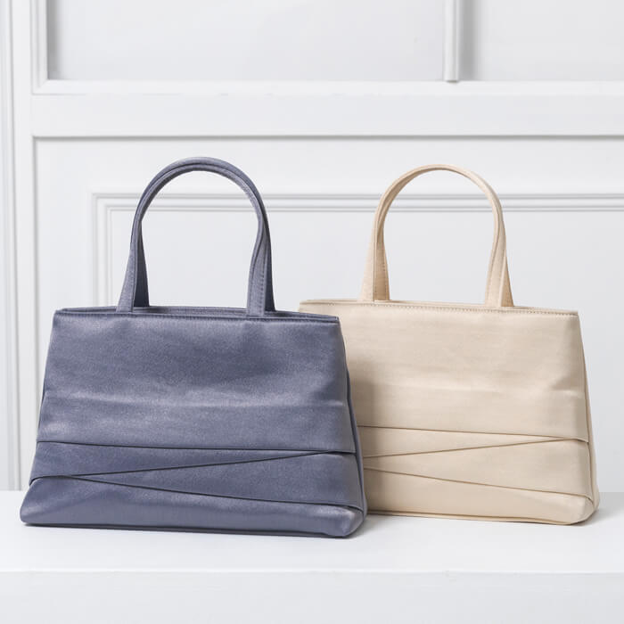 タックデザインのフォーマルバッグ ・ベージュ｜東京ソワール