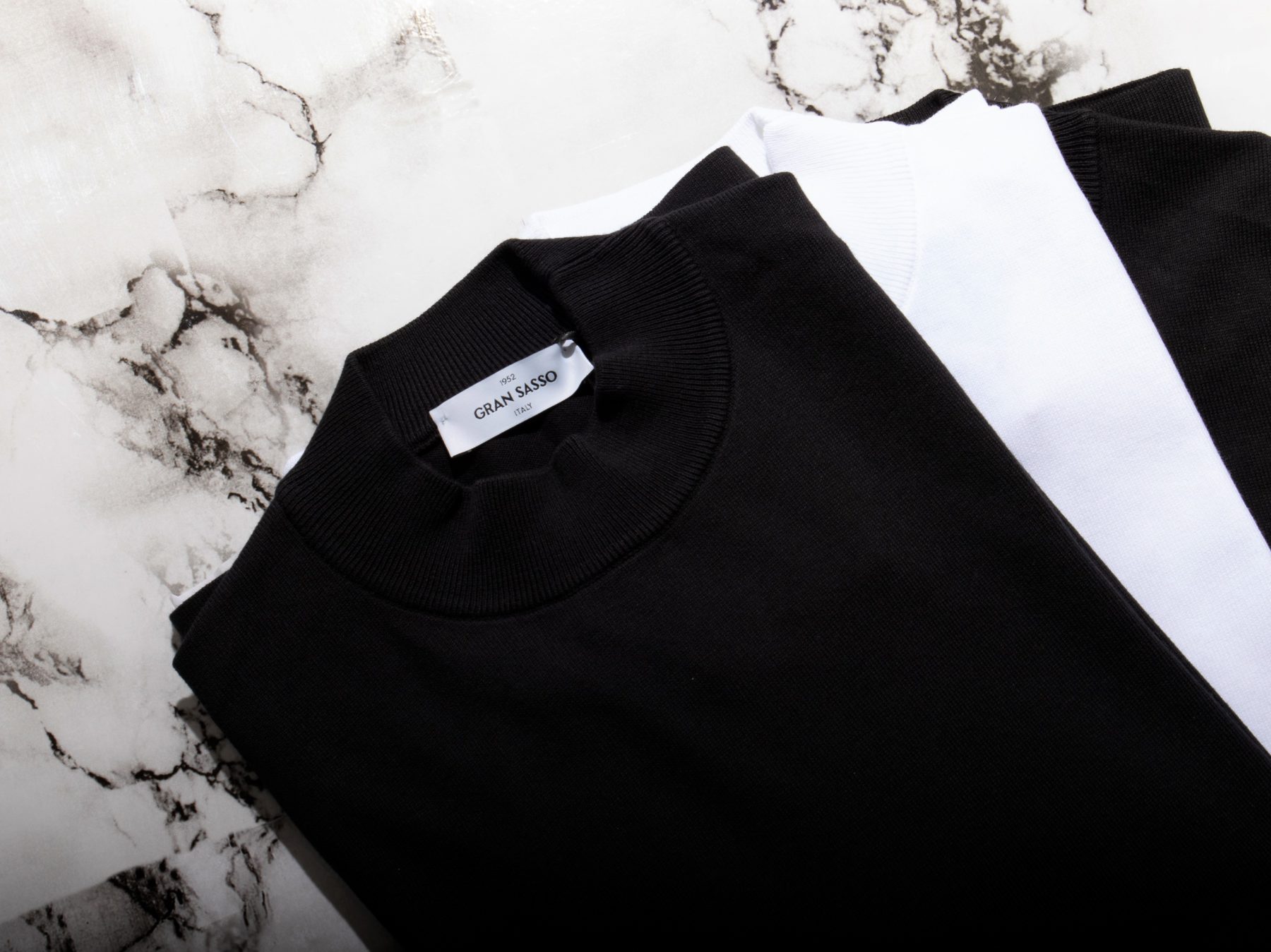 定番として支持され続けているグランサッソの”モックネック” ニット