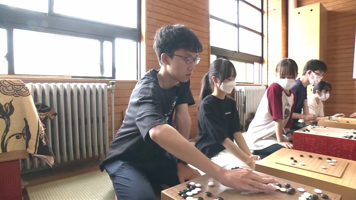 驚異的な計算能力”囲碁界に新風 高校生となったスーパーキッズが県大会