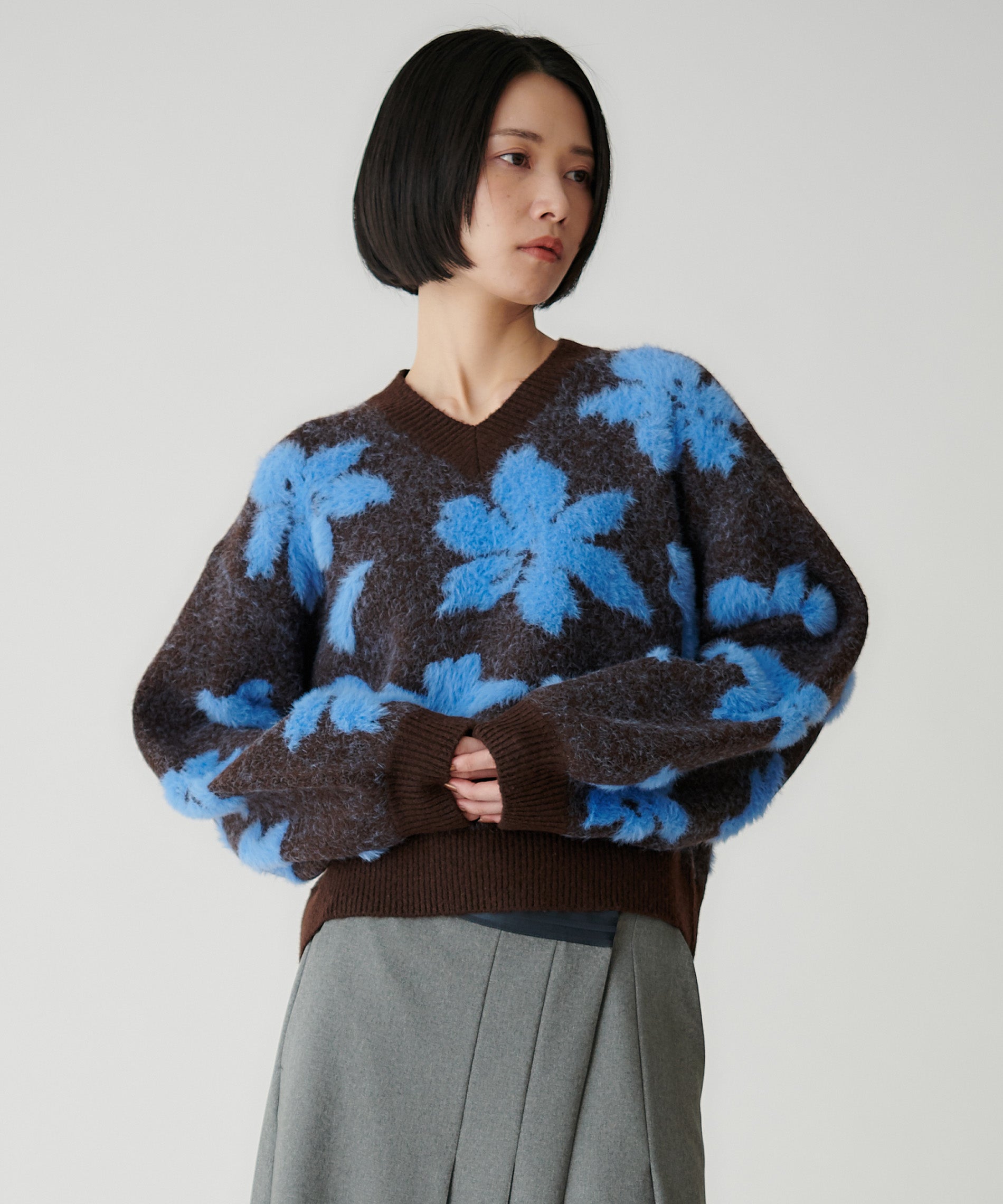 フェザーヤーンフラワー柄Vネックニット – FACE SANS FARD