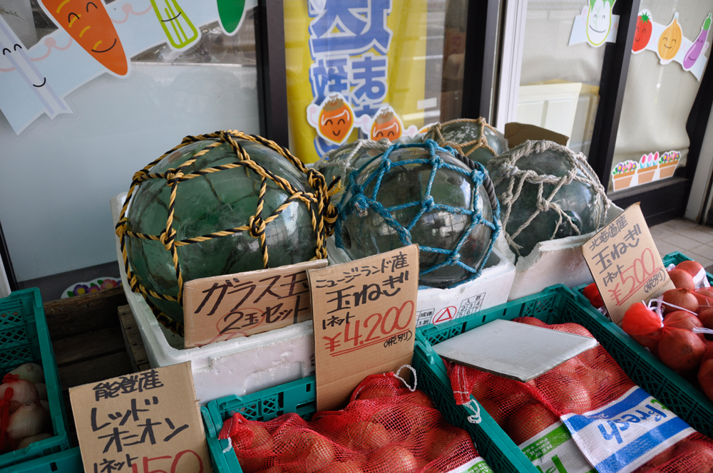漁業に使うガラス玉、その昔道具、今はインテリア用品に | Fのさかな web