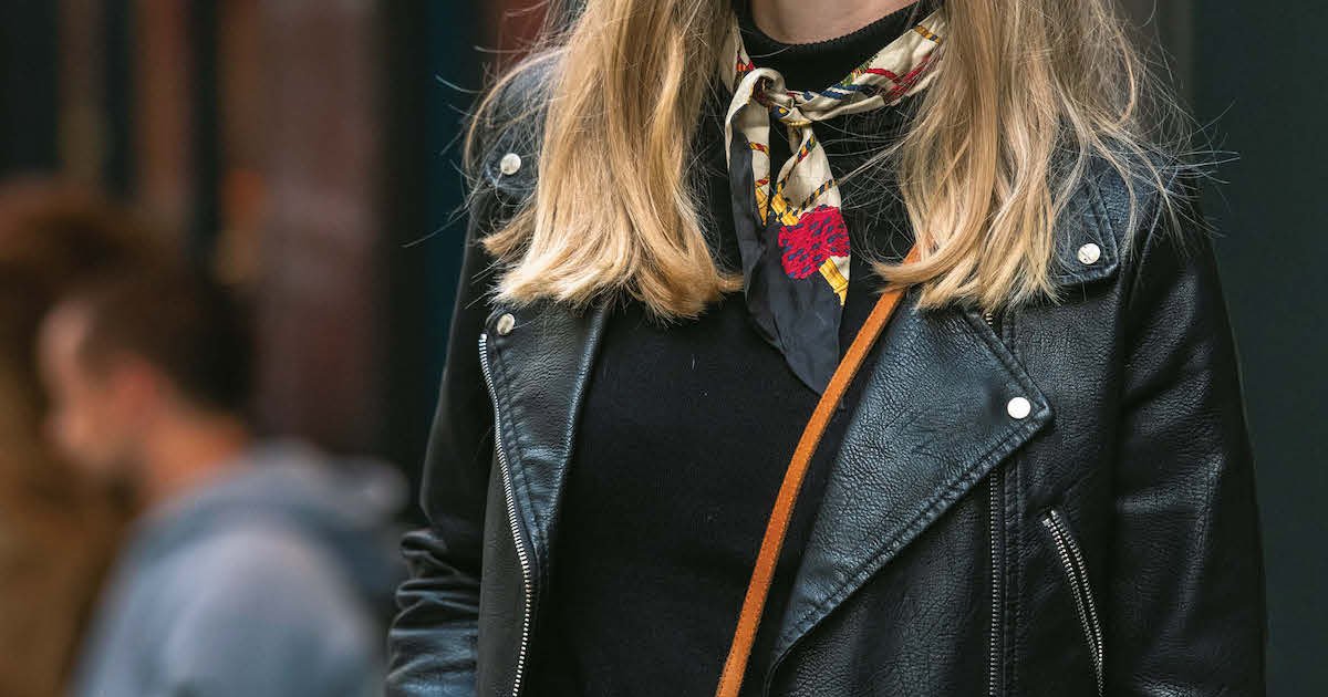 ライダースジャケットにスカーフを合わせてクール＆エレガント