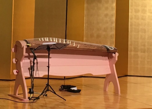 アクティブに箏を弾くスタイル。立奏台について、その2。 | 箏・十七